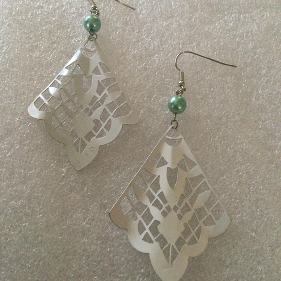 White enamel earrings - Picture 1 of 1